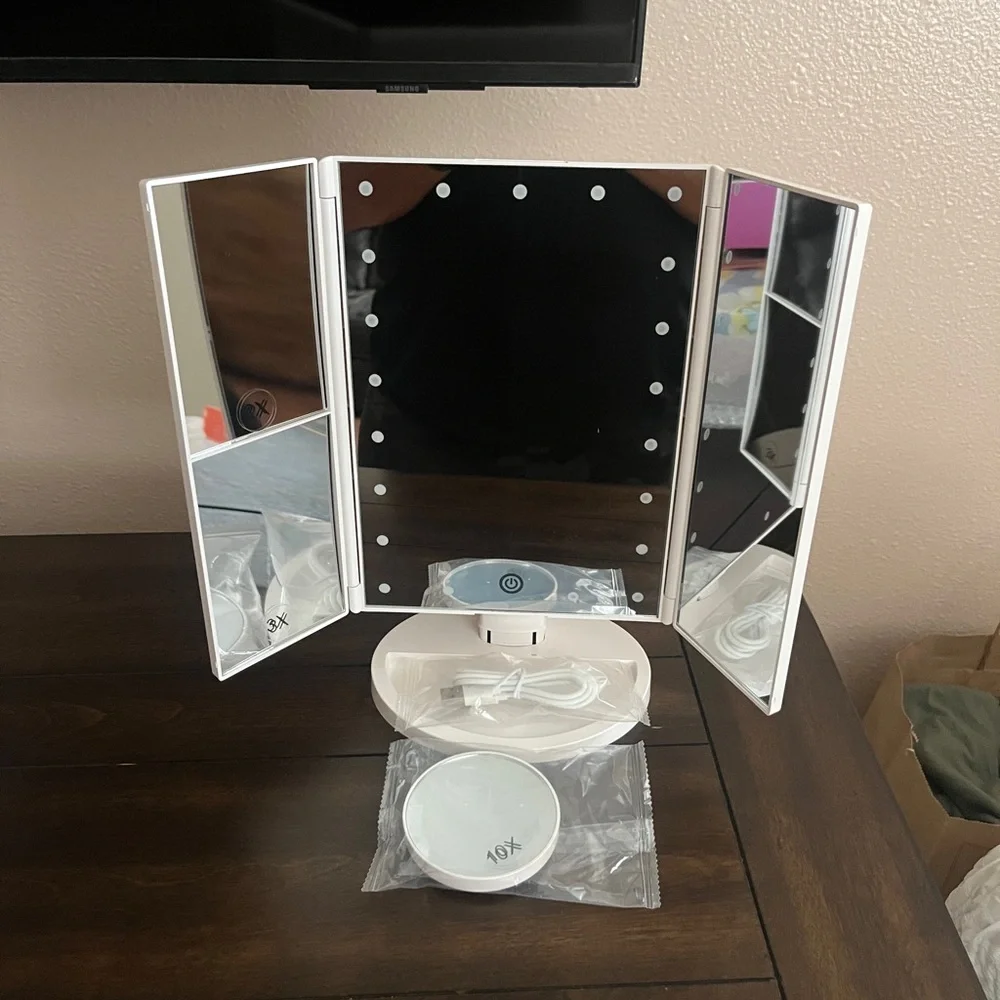 Tri-fold Lighted Vanity Makeup Mirror with 3x/2x/1x Magnification, 21Leds Light
